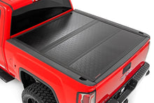 Charger l&#39;image dans la galerie, 47119651 Hard Low Profile Bed Cover - 6&#39;7&quot; Bed - Rail Cap - Chevy/GMC 1500/2500HD/3500HD (14-19) Rough Country Canada