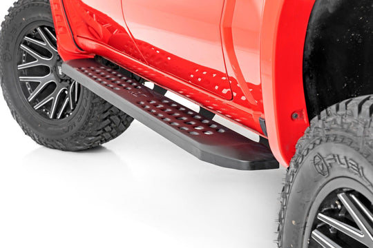 44002 RPT2 Running Boards - Crew Cab - Black - Chevy/GMC 1500/2500HD (19-23) Rough Country Canada