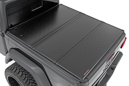 45810550A Hard Folding Bed Cover - 5' Bed - Jeep Gladiator JT 4WD (2020-2022) Rough Country Canada