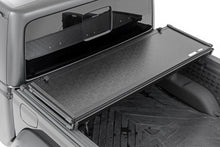 Load image into Gallery viewer, 45810550A Hard Folding Bed Cover - 5' Bed - Jeep Gladiator JT 4WD (2020-2022) Rough Country Canada