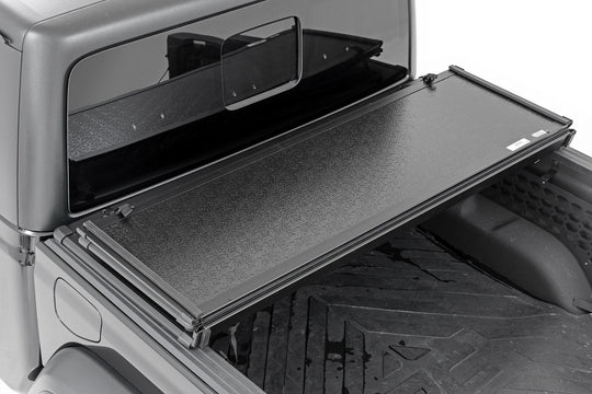 45810550A Hard Folding Bed Cover - 5' Bed - Jeep Gladiator JT 4WD (2020-2022) Rough Country Canada