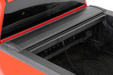 Load image into Gallery viewer, 46119552 Retractable Bed Cover - 5'7" Bed - Chevy/GMC 1500 (04-18) Rough Country Canada