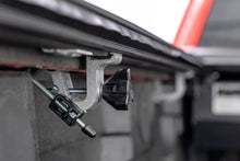 Load image into Gallery viewer, 46119552 Retractable Bed Cover - 5'7" Bed - Chevy/GMC 1500 (04-18) Rough Country Canada