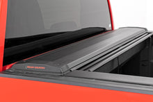 Charger l&#39;image dans la galerie, 46120581 Retractable Bed Cover - 5&#39;7&quot; Bed - Chevy/GMC 1500 (19-23) Rough Country Canada