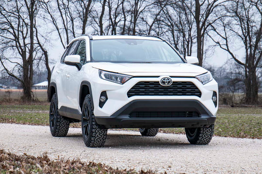 73100 2.5 Inch Lift Kit - Toyota RAV4 2WD/4WD (2019-2021) Rough Country Canada