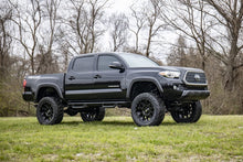 Charger l'image dans la galerie, 75840 6 Inch Lift Kit - M1 Struts/M1 - Toyota Tacoma 2WD/4WD (2016-2023) Rough Country Canada