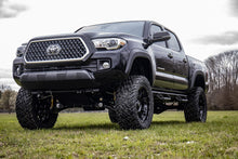 Charger l'image dans la galerie, 75840 6 Inch Lift Kit - M1 Struts/M1 - Toyota Tacoma 2WD/4WD (2016-2023) Rough Country Canada