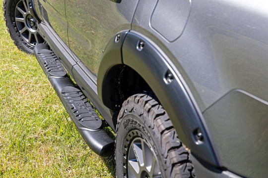21006 Oval Nerf Steps - Black - Ford Bronco Sport 4WD (2021-2023) Rough Country Canada