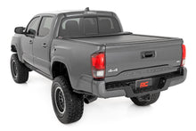 Charger l'image dans la galerie, 46416501 Retractable Bed Cover - 5' Bed - Double Cab - Toyota Tacoma (16-23) Rough Country Canada