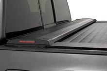 Charger l&#39;image dans la galerie, 46416501 Retractable Bed Cover - 5&#39; Bed - Double Cab - Toyota Tacoma (16-23) Rough Country Canada