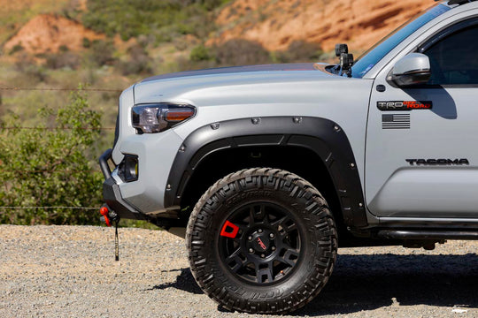 A-T11621-1D6 Defender Pocket Fender Flare - Silver - Toyota Tacoma (16-23) Rough Country Canada