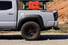 Charger l'image dans la galerie, A-T11621-1D6 Defender Pocket Fender Flare - Silver - Toyota Tacoma (16-23) Rough Country Canada