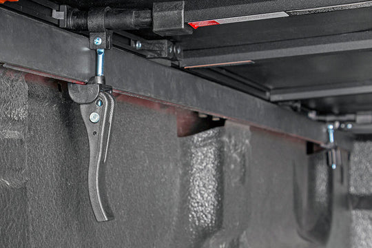 RC44517650 Bed Cover - Tri Fold - Soft - 6'10" Bed - Ford Super Duty (17-22) Rough Country Canada