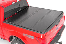 Charger l&#39;image dans la galerie, 45515550A Hard Folding Bed Cover - 5.5 Ft Bed - Ford F-150 (15-23)/F-150 Lightning (2022) Rough Country Canada