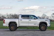 Charger l'image dans la galerie, 71800 6 Inch Lift Kit - OE Air Ride - Toyota Tundra 2WD/4WD (2022-2023) Rough Country Canada