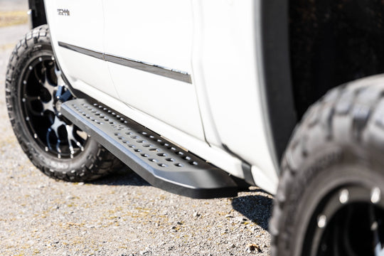 44001 RPT2 Running Boards - Crew Cab - Chevy/GMC 1500/2500HD/3500HD (07-18) Rough Country Canada
