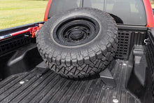 Charger l'image dans la galerie, 73110 Bed Mount Spare Tire Carrier - Toyota Tacoma 2WD/4WD (2016-2023) Rough Country Canada