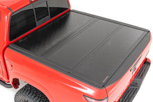 Load image into Gallery viewer, 47520551 Hard Low Profile Bed Cover - 5&#39; Bed - w/Cargo Mgmt - Nissan Frontier (22-23) Rough Country Canada