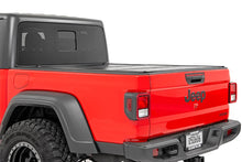 Load image into Gallery viewer, 47620500 Hard Low Profile Bed Cover - 5' Bed - Jeep Gladiator JT 4WD (20-22) Rough Country Canada