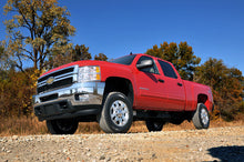 Load image into Gallery viewer, 9593 1.5-2" Leveling Kit - Chevy/GMC 2500HD/3500HD (11-19) Rough Country Canada
