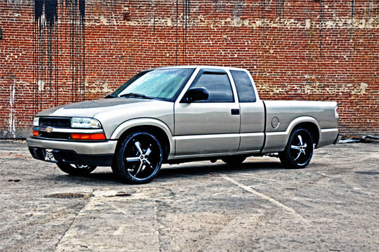 724 Lowering Kit - 2 Inch FR - 2.5 Inch RR - Chevy/GMC S10 Truck (82-03)/Sonoma (91-03) Rough Country Canada