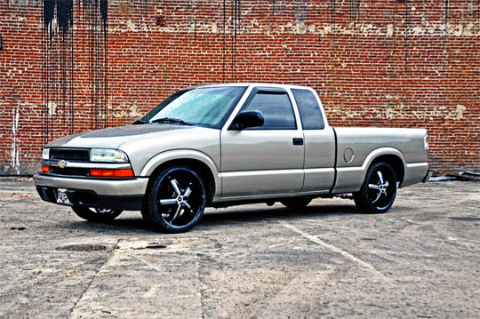 724 Lowering Kit - 2 Inch FR - 2.5 Inch RR - Chevy/GMC S10 Truck (82-03)/Sonoma (91-03) Rough Country Canada