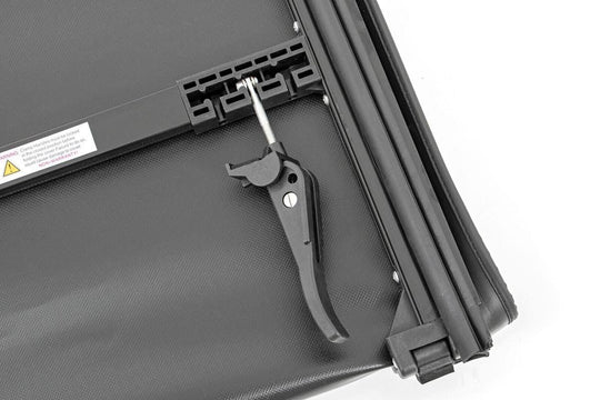 RC44308650 Bed Cover - Tri Fold - Soft - 6'7" Bed - Chevy/GMC 1500 (19-23) Rough Country Canada