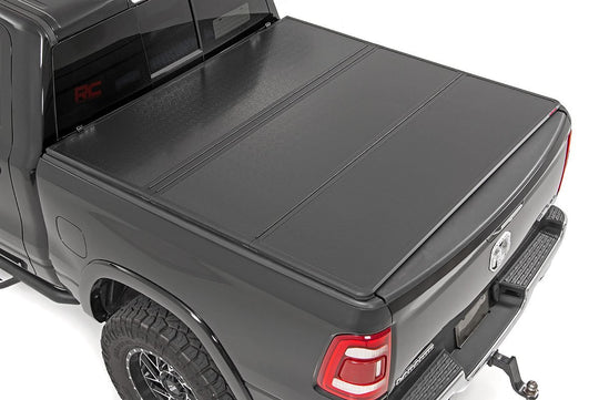 45309550A Hard Folding Bed Cover - 5.5 Ft Bed - Ram 1500 2WD/4WD (2010-2023 & Classic) Rough Country Canada