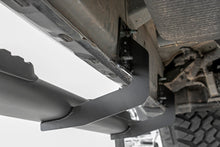 Load image into Gallery viewer, 21004 Oval Nerf Step - Crew Cab - Black - Ram 1500 (19-23)/1500 TRX (21-23) Rough Country Canada