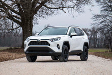 Charger l'image dans la galerie, 73100 2.5 Inch Lift Kit - Toyota RAV4 2WD/4WD (2019-2021) Rough Country Canada