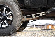 Charger l'image dans la galerie, 51003 Traction Bar Kit - Inverted U-bolts - 0-6 Inch - Ford Super Duty (08-16) Rough Country Canada
