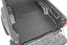 Charger l'image dans la galerie, RCM687 Bed Mat - RC Logo - Jeep Gladiator JT 4WD (2020-2022) Rough Country Canada