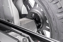 Charger l'image dans la galerie, 1053 Spare Tire Carrier Spcr - Jeep Wrangler JK (07-18)/Wrangler TJ (97-06) Rough Country Canada