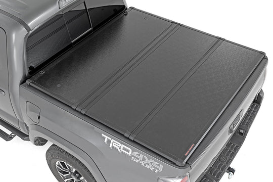 45716501A Hard Folding Bed Cover - 5 Ft Bed - Toyota Tacoma 2WD/4WD (16-23) Rough Country Canada