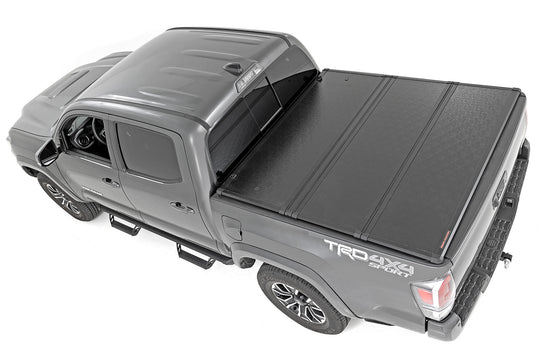 45716501A Hard Folding Bed Cover - 5 Ft Bed - Toyota Tacoma 2WD/4WD (16-23) Rough Country Canada