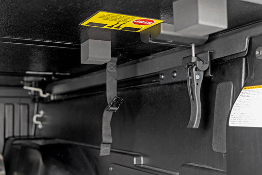 45716501A Hard Folding Bed Cover - 5 Ft Bed - Toyota Tacoma 2WD/4WD (16-23) Rough Country Canada