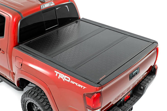 47420500 Hard Low Profile Bed Cover - 5' Bed - Toyota Tacoma 2WD/4WD (16-23) Rough Country Canada