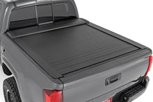 Charger l&#39;image dans la galerie, 46416501 Retractable Bed Cover - 5&#39; Bed - Double Cab - Toyota Tacoma (16-23) Rough Country Canada