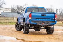 Charger l'image dans la galerie, 699014 Vertex 2.5 Adj Rear Shocks - 6-7" - Toyota Tacoma 2WD/4WD (05-23) Rough Country Canada