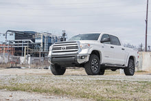 Charger l'image dans la galerie, 87000 2.5-3 Inch Leveling Kit - Toyota Tundra 4WD (2007-2021) Rough Country Canada