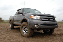 Charger l'image dans la galerie, 75040 2.5 Inch Lift Kit - M1 Struts/M1 - Toyota Tundra 4WD (2000-2006) Rough Country Canada