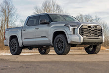 Charger l'image dans la galerie, 88000_A 1.75 Inch Leveling Kit - Toyota Tundra 2WD/4WD (2022-2023) Rough Country Canada